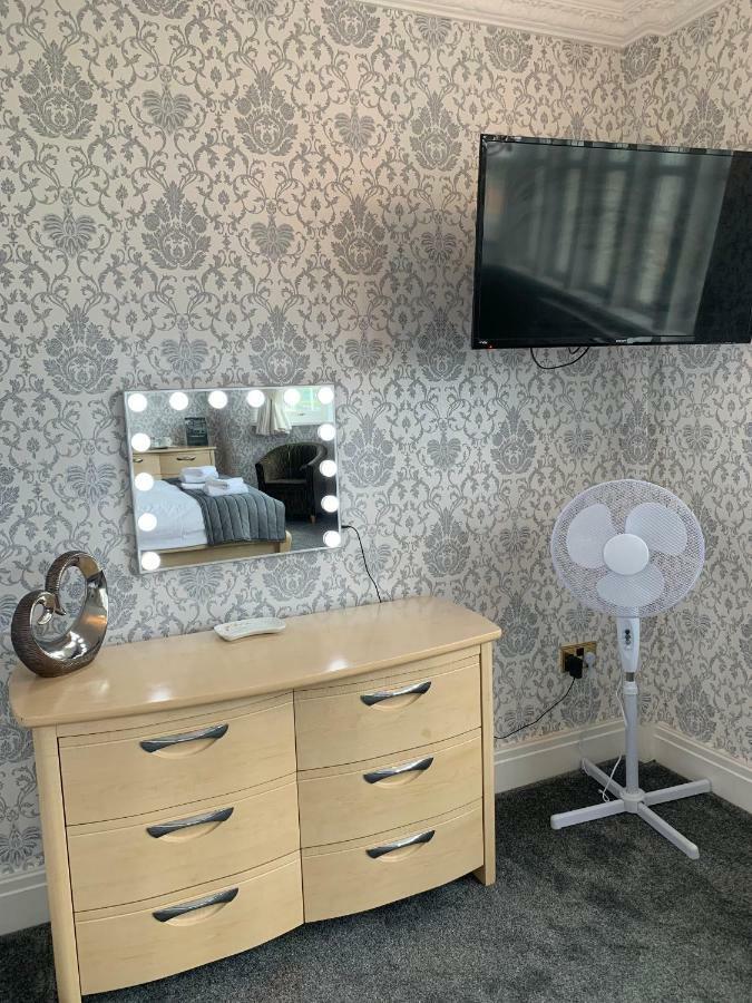 New Boston Guest Accommodation Fleetwood Bagian luar foto